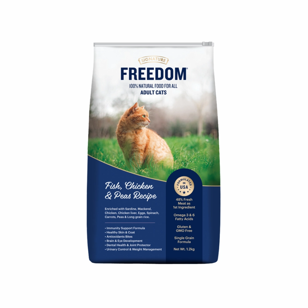 Signature Freedom Fish, Chicken and Peas Recipe Adult Cat Dry Food and Grain Zero Salmon Lickable Creamy Cat Treats Combo